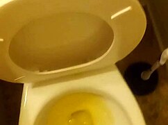 Die 21-Jährige sagt: Schau zu wie ich mit geilem Schwanz pisse