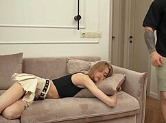 Hun våknet med kuk i fitta, blondine blir våt av smerte.