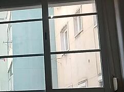 Cestovateľ šúcha na posteli priateľky s veľkým kurcom 😏