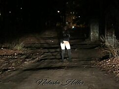 오텀이 공개적으로 알몸으로 걸어다니며 자유로워