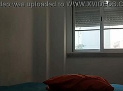 Gezgin kız arkadaşının yatağını büyük sikle beceriyor 😏