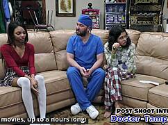 Dr. Tampa geeft Solana eerste gynaecologisch onderzoek backstage met handschoenen en spreiden