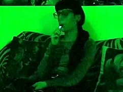 בית' הגותית הקינקית מעשנת מתגרה באור ירוק HD