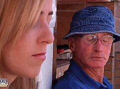 Gyönyörű fiatal 18+ szopja a nagyapát kint, az öregember bedugja a farkát a puncijába