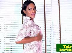 Öljytty aasialainen ladyboy strippaa lähikuvassa ennen itsetyydytystä