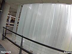 Storbrystet asiatisk tøs bliver kneppet i offentlig park