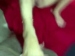 아내 Kally Cremosa가 촬영 중 카메라를 빨아, 그녀의 유머러스한 아마추어 집영상 녹화 중