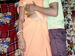 Tvoja Desi dedinská Bhabhi úplne nahá v saree a blúzke, zadok vychutná v štýle mare, plný análny sex video s hindským zvukom