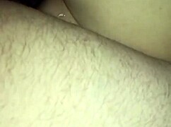 Ona vzame njegov ogromen kurac globoko v rit.