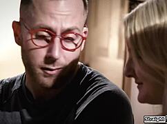 Молодая красотка в шоке от похотливых извращенцев-соседей