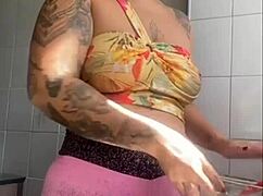 as an exhibitionist, i'm showing my swollen pussy on live