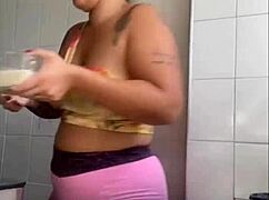 as an exhibitionist, i'm showing my swollen pussy on live