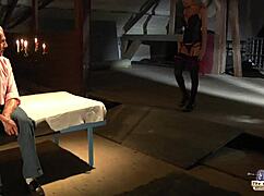 Napaljena 18+ lepotica JEBA z razvratnim starčkom, 18+ pojebana in SPERMA NA OBRAZ.