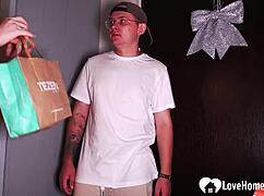 Entregador traz comida, mas ela entrega a buceta molhada pra ele