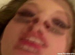 טין חרמנית בת 18+ צוללת לזיון בין גזעי אינטנסיבי