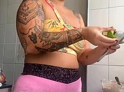 as an exhibitionist, i'm showing my swollen pussy on live