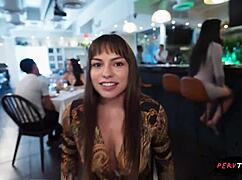 Pelayan licik ngentot gue keras di restoran, lalu ketahuan!