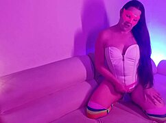 Esta camarera se deja follar por plata en la habitación oculta mientras afuera la rompen en el bar