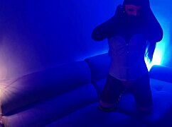 Esta Camarera Se Deja Follar Por Algo De Dinero En La Habitaci�n Oculta Mientras Afuera Todos Se Divierten En El Bar 1