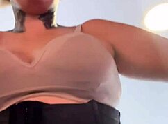 influencie famosa n�o percebe que foi treinar de suti� na academia os marombas passava e ficava olhando ela toda molhadinha que escorria pelas pernas at� a buceta molhar 😏