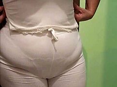 La Mama De Mi Amigo Me Encuentra En Su Baño?