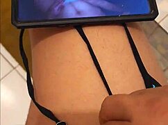 La Mama De Mi Amigo Me Encuentra En Su Baño?