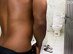 Hitri seks z ženo šefa v kadi, prosim naroči se na rdečo svilnato