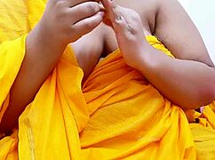 Indian Desi Aunty's Boobs On Display