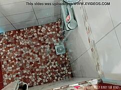 vends-ta-culotte - voyeur - brunette amatrice française prend sa douche