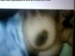 Tetona's big natural tits on display.