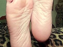 Does Foot Goddess Mymistressk Hypnotize Her Subs with Bare Feet?