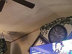 Bawię się cipką w majtkach solo z GoldieLox