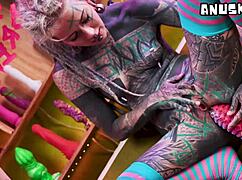 Vaihtoehtoiset tytöt tunkevat hulluja leluja perseisiinsä