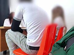 maestra mexicana poniendo examen extraordinario a estudiantes en el salón hay otra manera de pasar maestra les pide cuerpo para pasar la materia