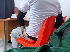 maestra mexicana poniendo examen extraordinario a estudiantes en el salón hay otra manera de pasar maestra les pide cuerpo para pasar la materia