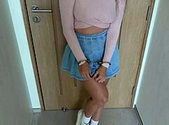 Skøn kvinde flykter fra poliis i håndjern desperat efter ly