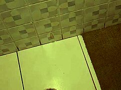 las bragas de mi madrastra en el baño