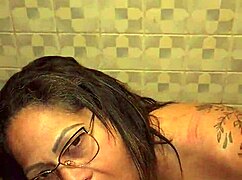 las bragas de mi madrastra en el baño