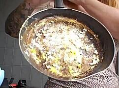 usando um shortinho socado na buceta