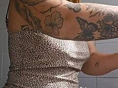 usando um shortinho socado na buceta