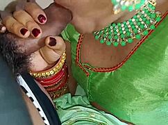 पहली बार चुदाई हो रही है मुझे थूक से चोदो भारतीय विवाहित पत्नी