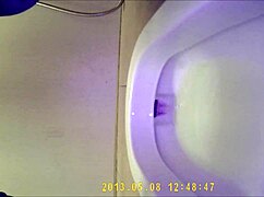 Asijská 18letka čůrá na skrytém záchodě