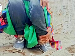 देसी गांव में, एक औरत अपनी उंगली से सावधानी से साड़ी उतारती है