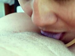 Mi madrastra me da un buen sexo oral y mi co�o carnoso se moja estamos solas en casa