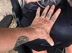 Mulher presenteia marido com loirinha sex toy