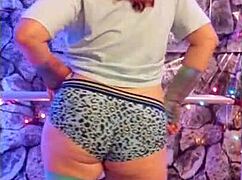 Hotwife Steffi, redhead cougar, SPREADS big pussy lips and MASTURBATES with vibrator in photoshoot