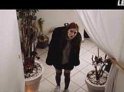 Лесби-падчерица ласкает подругу до оргазма - девчонка знает