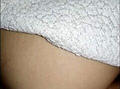 despertando a la hermana de mi amiga a punta de verga desbaratando la cama