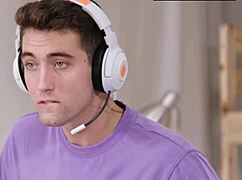 แก๊งหญิงเย็ดน้องชายเลี้ยงพรหมจารีขณะเขากำลังเล่นเกม - Letsdoeit