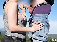 Sexo na trilha: boquete e cachorrinho lá em cima na floresta